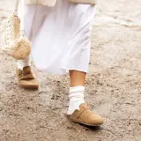 Paseo con estilo: unos cómodos **birkenstock con calcetines** blancos y un vestido veraniego.