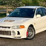 Blanco Mitsubishi Lancer Evolution IV, un coche deportivo icónico. Las **evo 4 opiniones** suelen destacar su diseño agresivo y rendimiento.