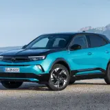 Opel Mokka eléctrico azul con techo negro, listo para explorar la costa. Su gran autonomía te lleva lejos.