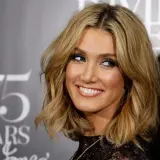Mujer sonríe con corte media melena pelo fino, ondas suaves y maquillaje marcado. Fondo con texto "175 Years David Jones".