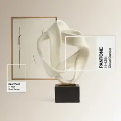 Escultura abstracta en tonos crema, con un marco de madera y muestras de color Pantone "Cloud Dancer".