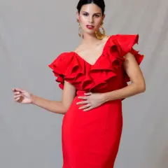 Mujer con vestido rojo voluminoso, ideal para saber como ir a una boda con vestido rojo.