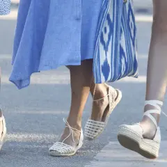 Pies con alpargatas reina Letizia, unas atadas al tobillo y otras de esparto con tiras.