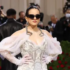Rosalía deslumbró en la Met Gala con un vestido blanco adornado, gafas de sol y guantes.