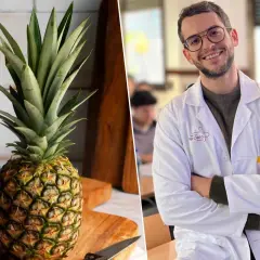 Un hombre sonriente con bata blanca y una piña entera en una tabla de cortar. ¿Será que la piña por la noche adelgaza?