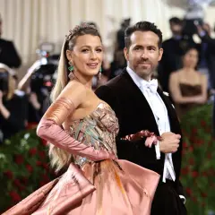 Blake Lively deslumbró en la Met Gala con un vestido transformable y joyas espectaculares. Ryan Reynolds la acompaña elegantemente.