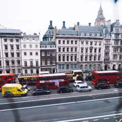 Autobuses rojos y taxis negros circulan por Londres, una escena que explica porque los ingleses conducen por la izquierda.