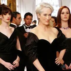 Anne Hathaway, Meryl Streep y Emily Blunt en un evento de gala, un momento icónico de las **películas de moda**.