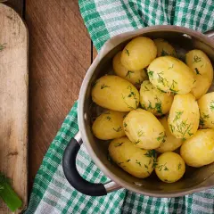 Patatas hervidas con eneldo, listas para la cena. Dicen que la patata hervida engorda por la noche, pero ¡qué ricas están!