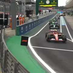 Semáforo en verde, listos para la carrera al sprint F1. Coches de Ferrari y Aston Martin en la parrilla.