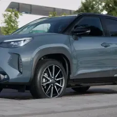 Toyota Yaris Cross GR Sport gris, con detalles deportivos y llantas negras. Conoce sus medidas y diseño.