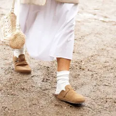 Paseo con estilo: unos cómodos **birkenstock con calcetines** blancos y un vestido veraniego.