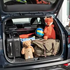 Maletero Hyundai Tucson listo para la aventura: maletas, peluches y un balón esperan.