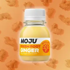 Botella de MOJU Fresh Root Ginger, destacando sus ginger shot beneficios. Fondo naranja con trozos de jengibre.