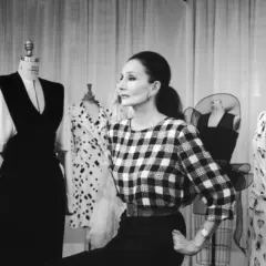 Jacqueline de Ribes, diseñadora, supervisa la confección de un vestido de lunares y otro estampado floral.