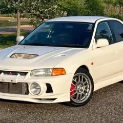 Blanco Mitsubishi Lancer Evolution IV, un coche deportivo icónico. Las **evo 4 opiniones** suelen destacar su diseño agresivo y rendimiento.