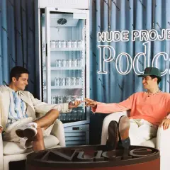 Dos jóvenes disfrutan de una bebida en el set del podcast de Nude Project.