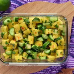 Ensalada fresca de piña y pepino, ideal para cenar. ¡Es bueno comer pepino por la noche!