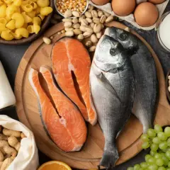 Pescado, salmón, huevos, leche, pistachos y uvas: alimentos ricos en magnesio y vitamina D para una dieta equilibrada.