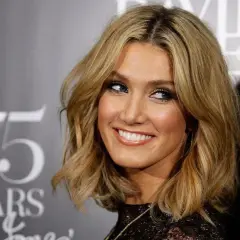Mujer sonríe con corte media melena pelo fino, ondas suaves y maquillaje marcado. Fondo con texto "175 Years David Jones".