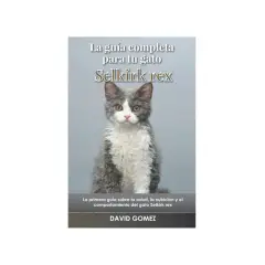 Un tierno **selkirk rex bebe** con pelaje rizado y ojos curiosos, protagonista de "La guía completa para tu gato Selkirk rex".