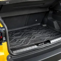 Maletero del Jeep Avenger con alfombrilla protectora negra con diseño geométrico y logo Jeep.