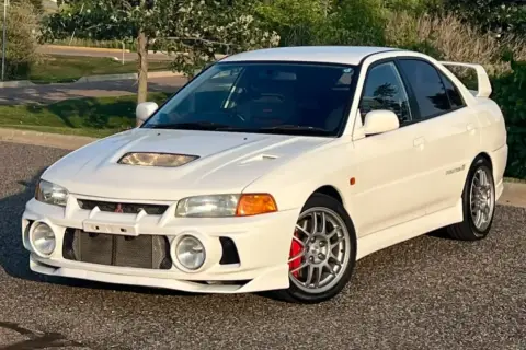 Blanco Mitsubishi Lancer Evolution IV, un coche deportivo icónico. Las **evo 4 opiniones** suelen destacar su diseño agresivo y rendimiento.