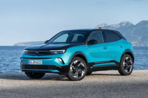 Opel Mokka eléctrico azul con techo negro, listo para explorar la costa. Su gran autonomía te lleva lejos.