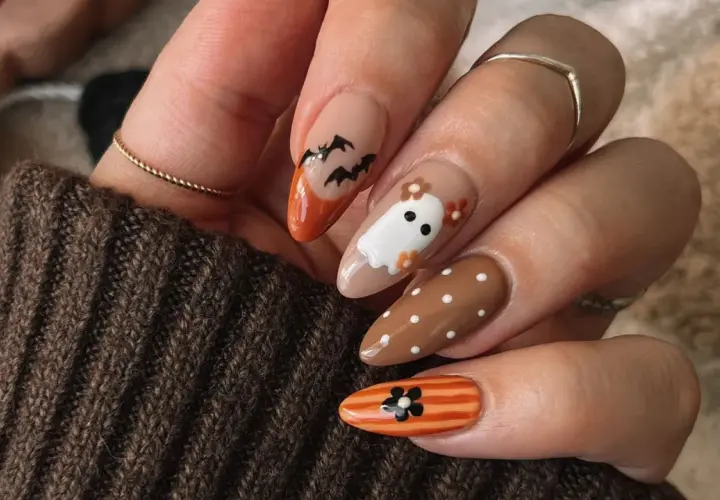 Uñas halloween sencillas con fantasmas, murciélagos y flores. Un diseño adorable y fácil para la noche de brujas.
