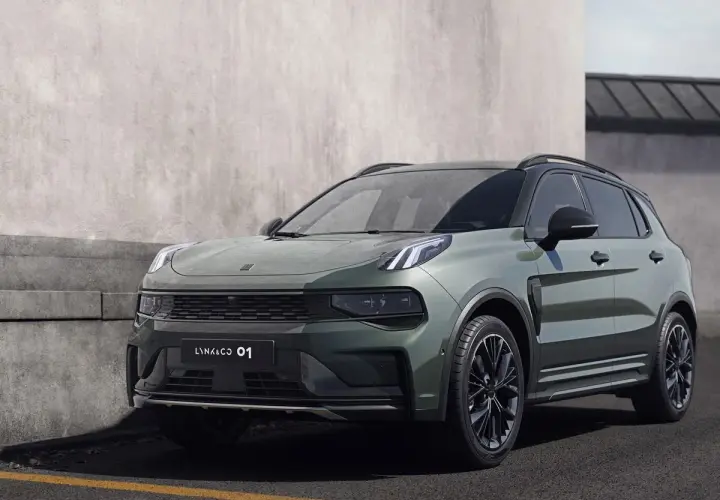 Un elegante SUV Lynk & Co 01 en color verde oscuro, aparcado junto a un muro de hormigón.