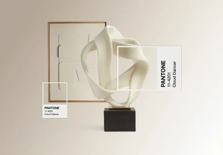 Escultura abstracta en tonos crema, con un marco de madera y muestras de color Pantone "Cloud Dancer".
