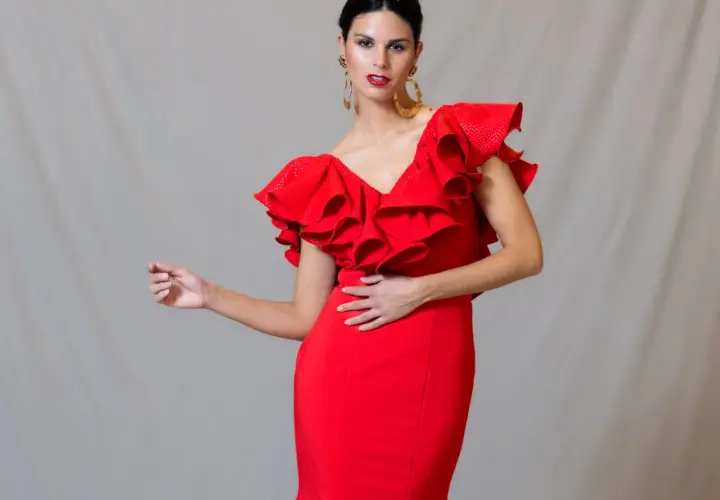 Mujer con vestido rojo voluminoso, ideal para saber como ir a una boda con vestido rojo.