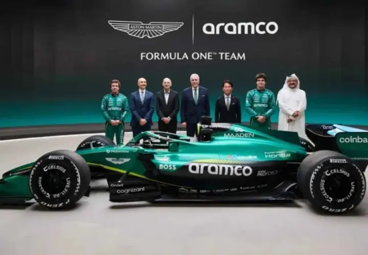 El nuevo Aston Martin F1, un coche verde brillante, posa junto a pilotos y directivos.