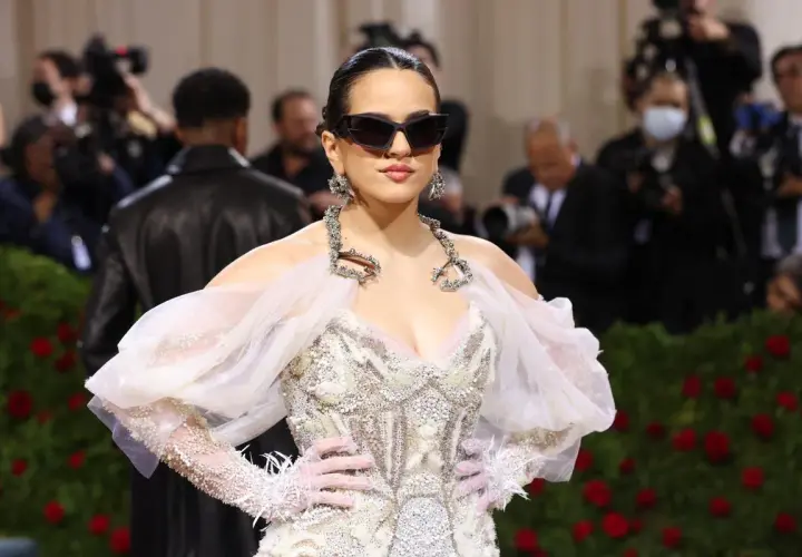 Rosalía deslumbró en la Met Gala con un vestido blanco adornado, gafas de sol y guantes.