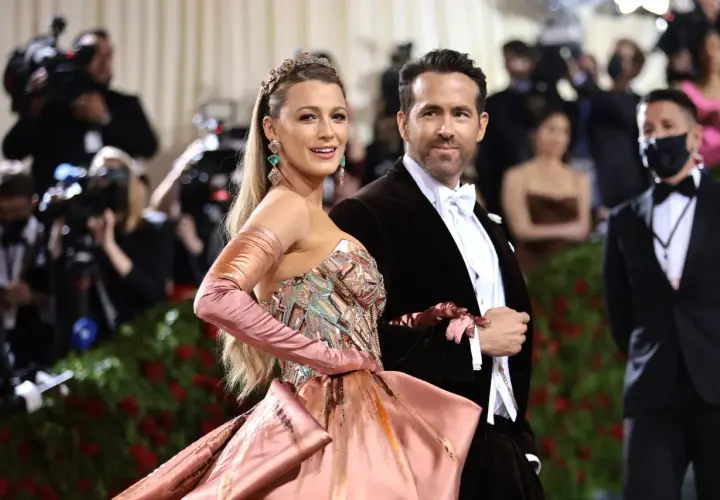 Blake Lively deslumbró en la Met Gala con un vestido transformable y joyas espectaculares. Ryan Reynolds la acompaña elegantemente.