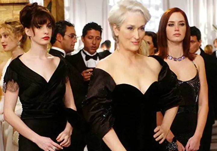 Anne Hathaway, Meryl Streep y Emily Blunt en un evento de gala, un momento icónico de las **películas de moda**.