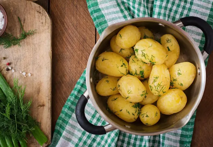 Patatas hervidas con eneldo, listas para la cena. Dicen que la patata hervida engorda por la noche, pero ¡qué ricas están!