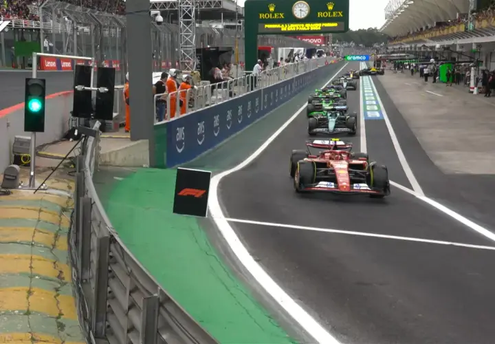 Semáforo en verde, listos para la carrera al sprint F1. Coches de Ferrari y Aston Martin en la parrilla.