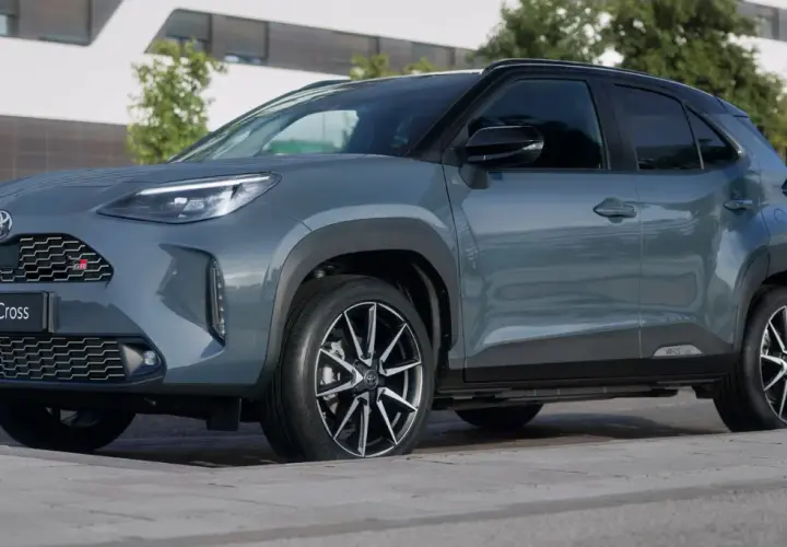 Toyota Yaris Cross GR Sport gris, con detalles deportivos y llantas negras. Conoce sus medidas y diseño.