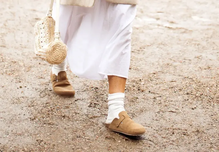 Paseo con estilo: unos cómodos **birkenstock con calcetines** blancos y un vestido veraniego.