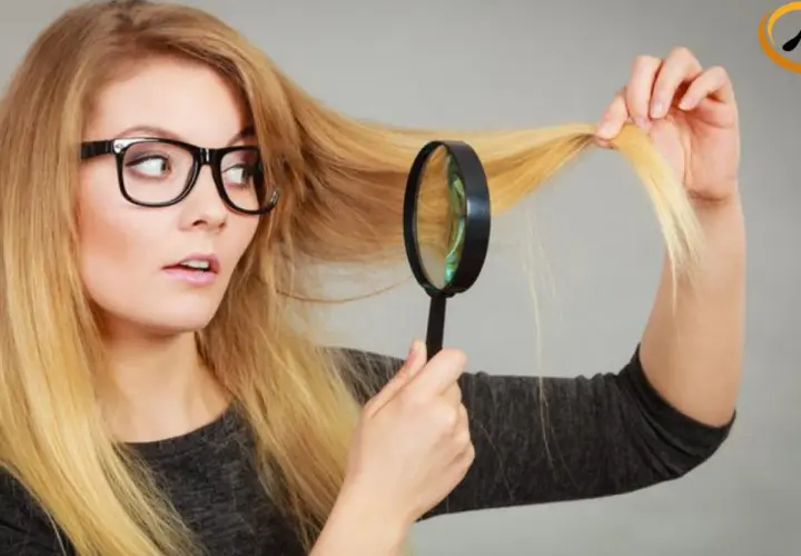 Mujer con gafas examina su cabello rubio con lupa, preocupada porque no me crece el pelo.