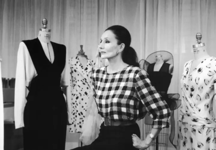Jacqueline de Ribes, diseñadora, supervisa la confección de un vestido de lunares y otro estampado floral.