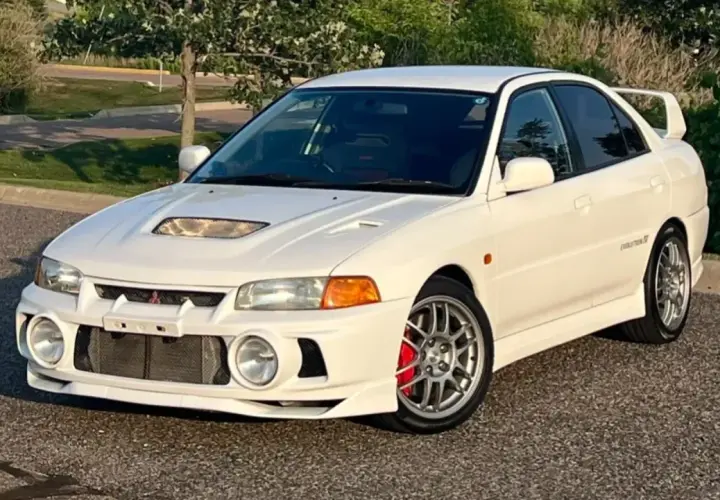 Blanco Mitsubishi Lancer Evolution IV, un coche deportivo icónico. Las **evo 4 opiniones** suelen destacar su diseño agresivo y rendimiento.