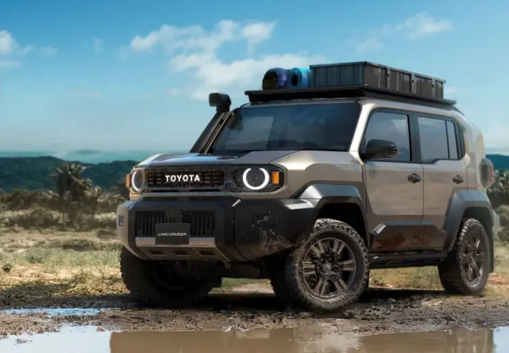 Un Toyota Land Cruiser FJ listo para la aventura, con equipo de campamento en el techo, avanza por un camino embarrado en un paisaje tropical.