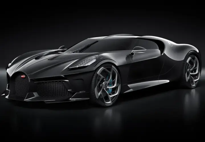 El Bugatti La Voiture Noire, un deportivo negro brillante con detalles plateados y llantas futuristas, se exhibe sobre un fondo oscuro.