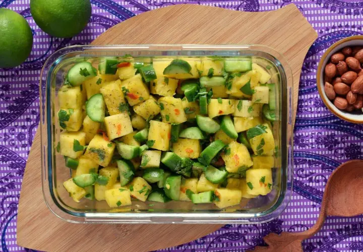 Ensalada fresca de piña y pepino, ideal para cenar. ¡Es bueno comer pepino por la noche!