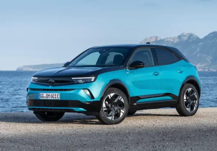 Opel Mokka eléctrico azul con techo negro, listo para explorar la costa. Su gran autonomía te lleva lejos.