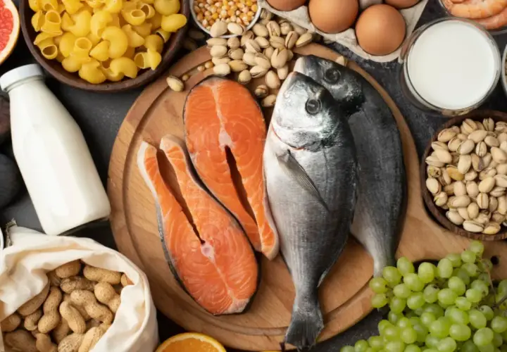 Pescado, salmón, huevos, leche, pistachos y uvas: alimentos ricos en magnesio y vitamina D para una dieta equilibrada.