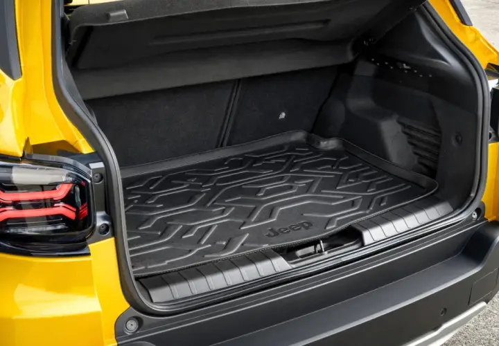 Maletero del Jeep Avenger con alfombrilla protectora negra con diseño geométrico y logo Jeep.