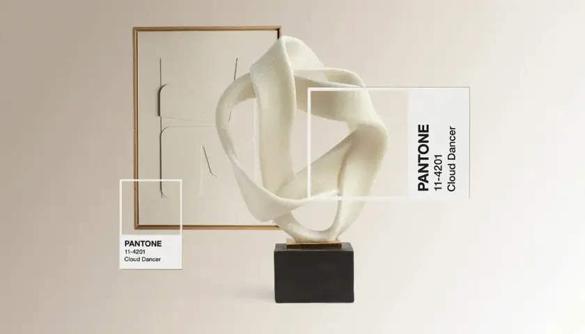 Escultura abstracta en tonos crema, con un marco de madera y muestras de color Pantone "Cloud Dancer".